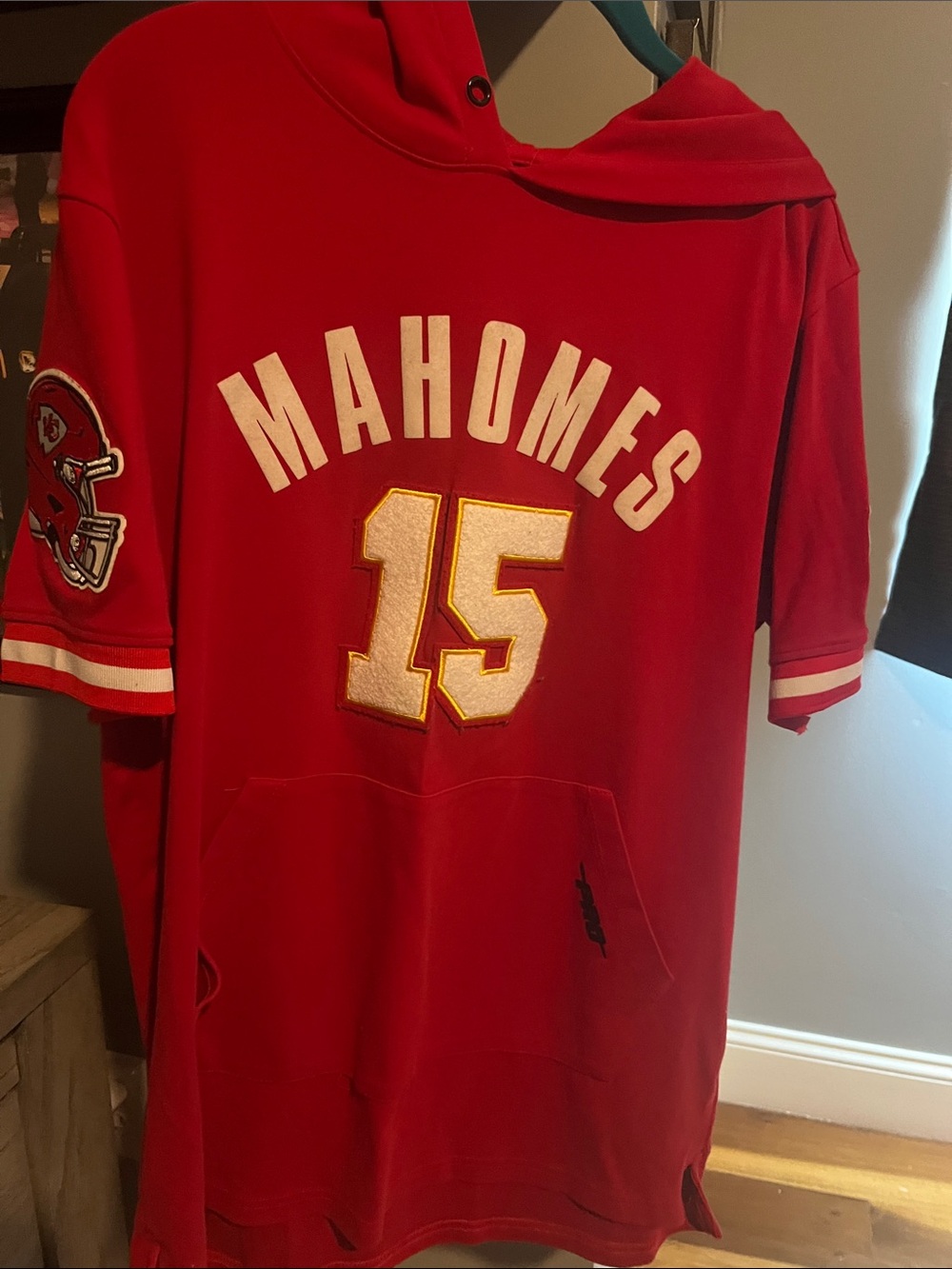 Only worn once! Mahomes/Chiefs short-sleeved sweatshirt